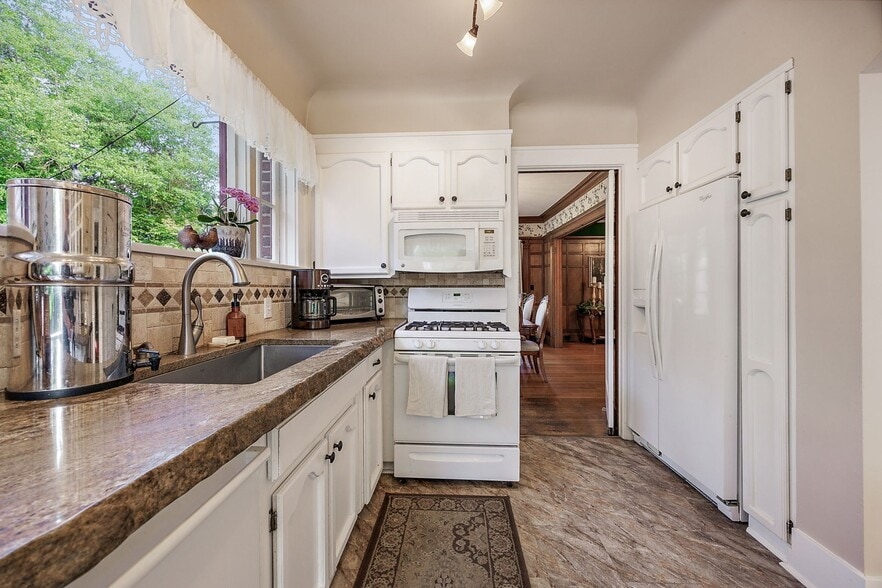 More Photos Of 2336 Table Rock Rd, Medford Freestanding For Sale