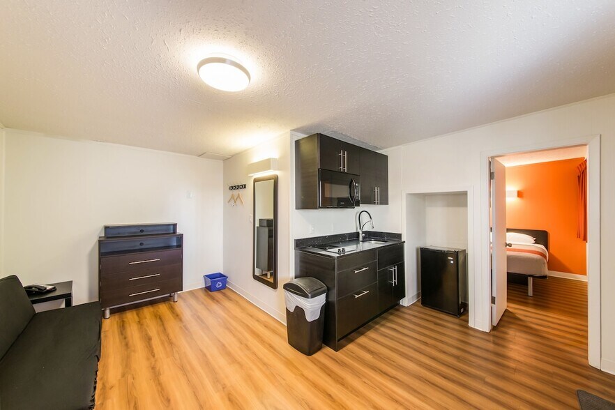 More Photos Of 910 Cranbrook St North, Cranbrook Hotel For Sale