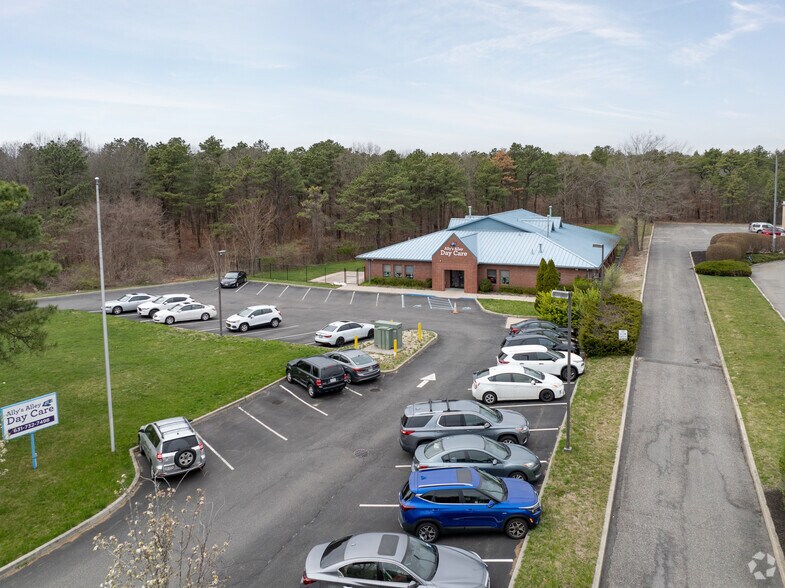 More Photos Of 7 Crossway Blvd, Patchogue Office For Sale