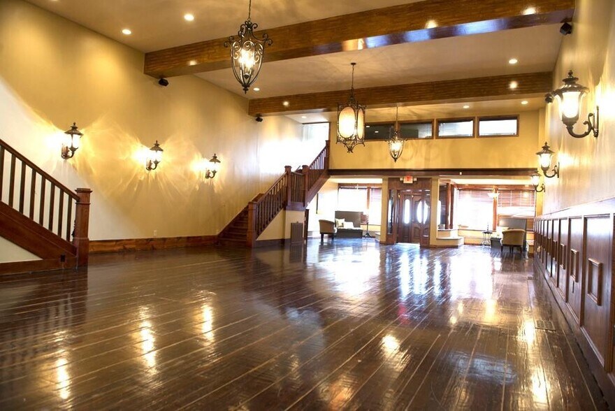 More Photos Of 117 W Walnut St, Rogers Restaurant For Lease