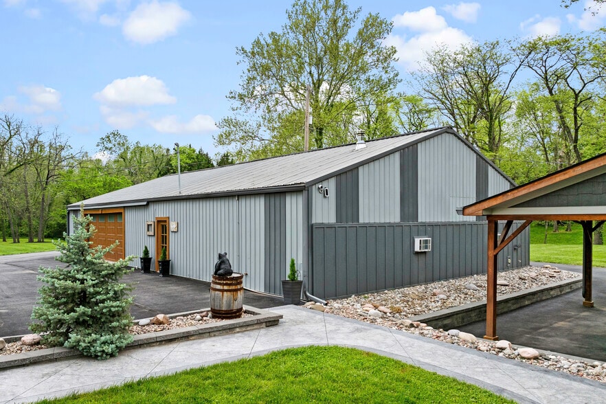 More Photos Of 11155 Hubbard Rd, Kansas City Flex For Sale