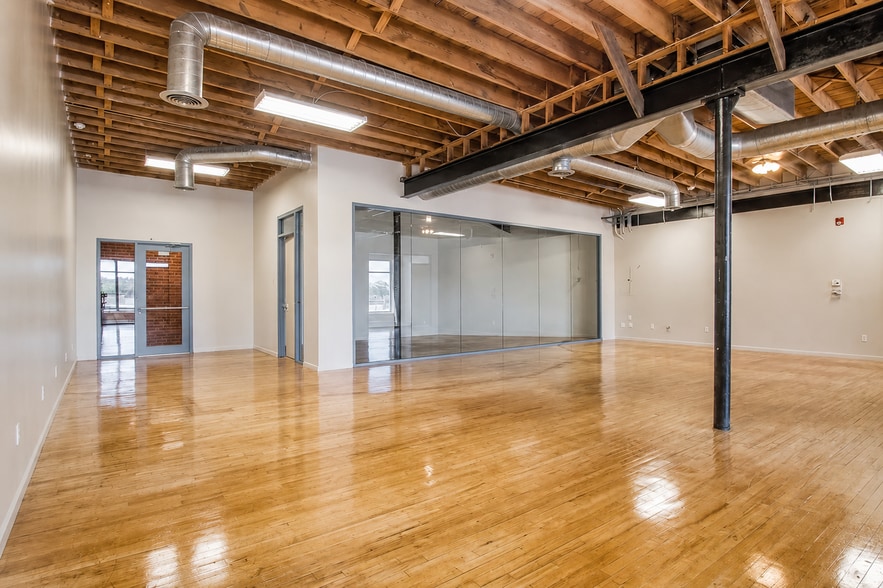 More Photos Of 1625-1627 Oak St, Kansas City Storefront Retail Office For Lease