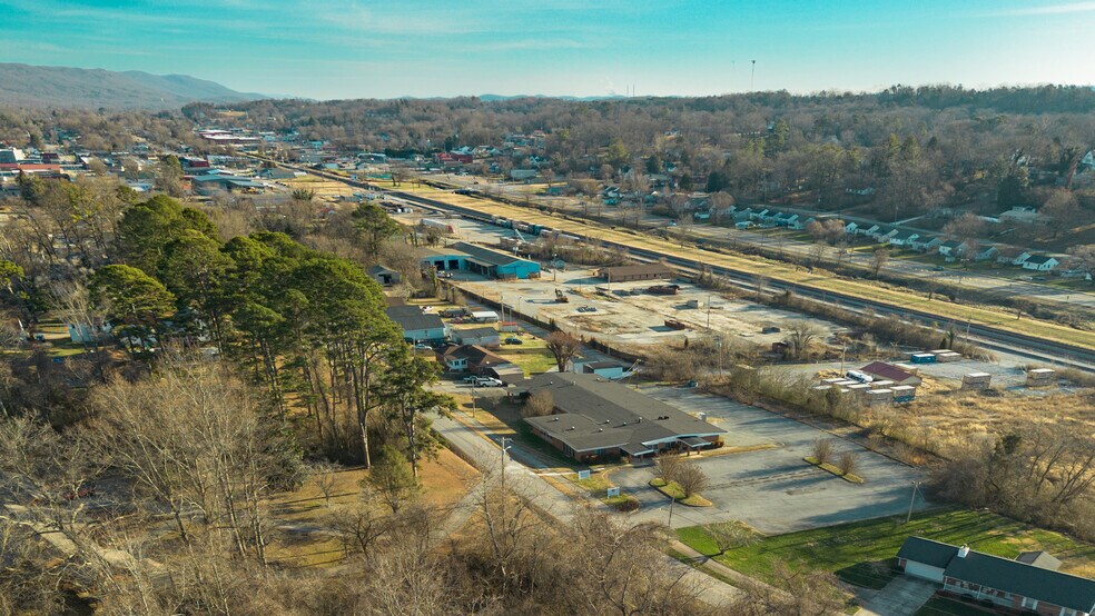 More Photos Of 450 S Chamberlain Ave, Rockwood Office For Sale