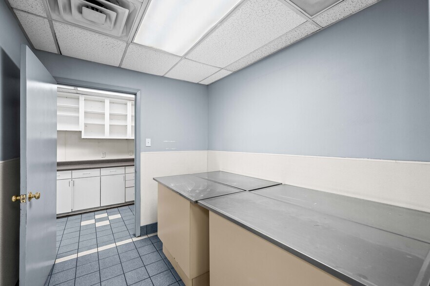 More Photos Of 7902 Slide Rd, Lubbock Veterinarian Kennel For Lease