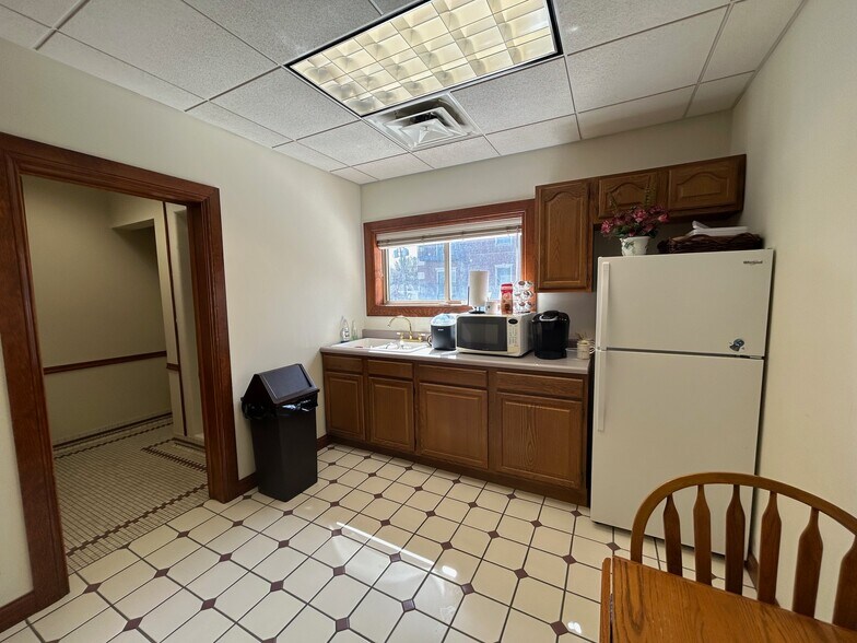 More Photos Of 520 N Walnut St, Bloomington Office For Lease