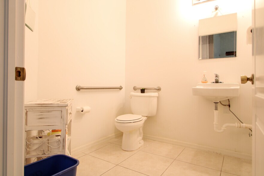 More Photos Of 989 Sebastian Blvd, Sebastian Medical For Sale