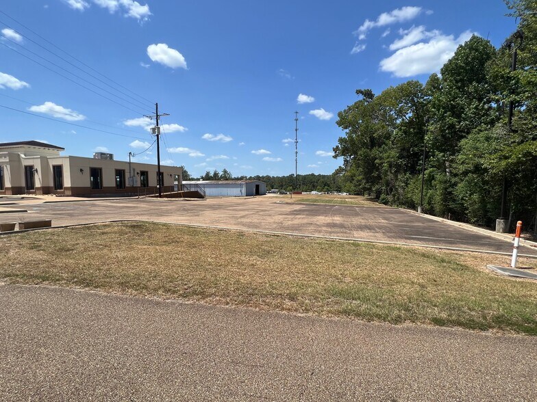 More Photos Of 1410 Apache Dr, Mccomb Freestanding For Lease