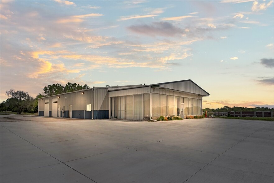 More Photos Of 325 E State Ave, Tonganoxie Auto Dealership For Lease