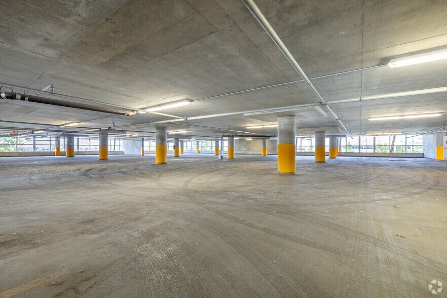 More Photos Of 8275 Rte Transcanadienne, Saint-Laurent Unknown For Lease