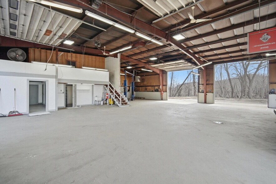 More Photos Of 14 Easthampton Rd, Northampton Warehouse For Lease