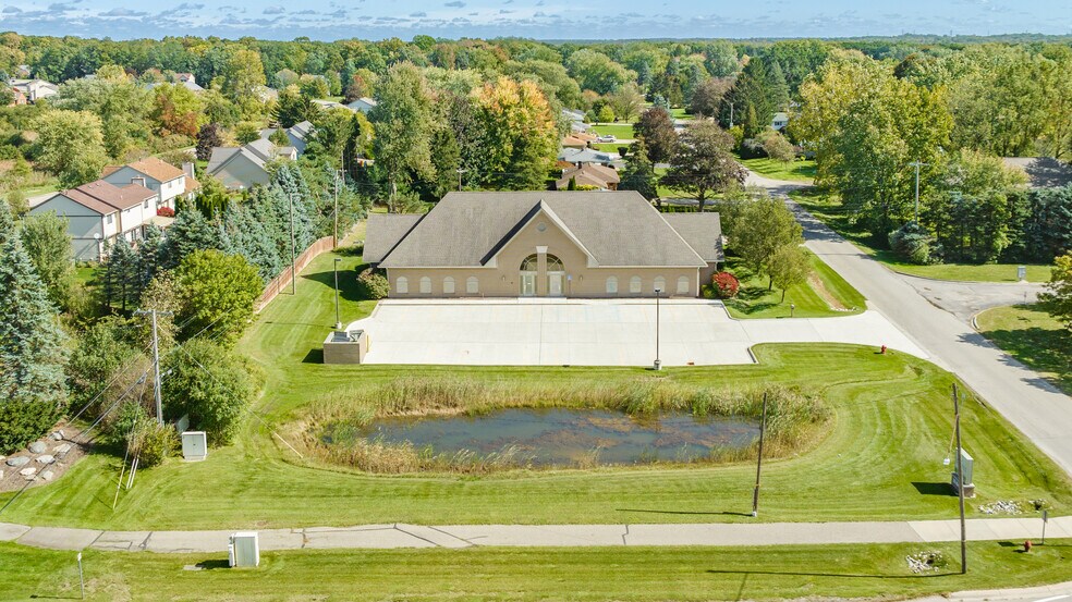 More Photos Of 33 Hiram St, Lake Orion Office For Lease