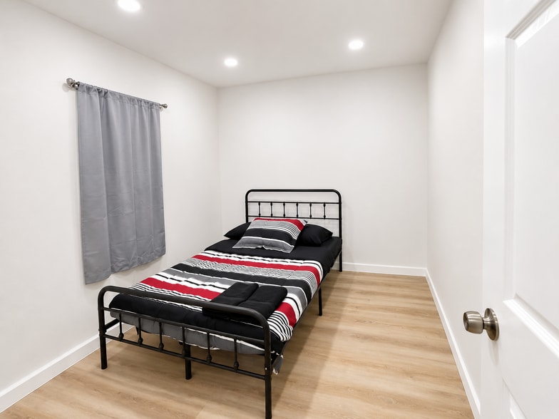 More Photos Of 210 S Raitt St, Santa Ana Dormitory For Sale