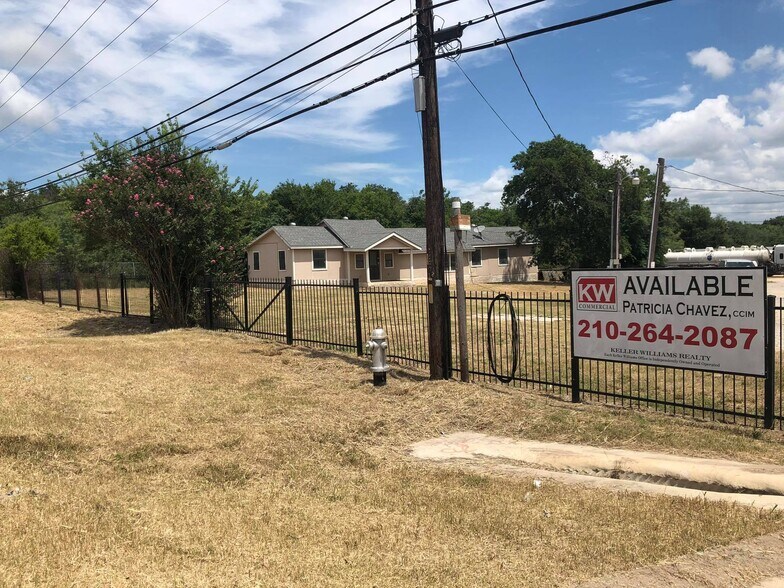 More Photos Of 12440 US Hwy 181 S, San Antonio Flex For Sale