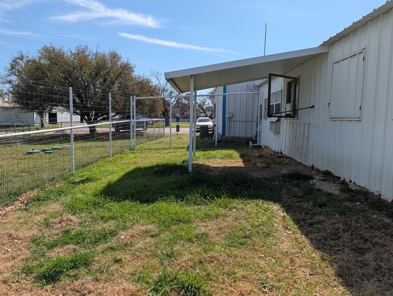 More Photos Of 843 Sundown Dr, Woodway Industrial For Lease