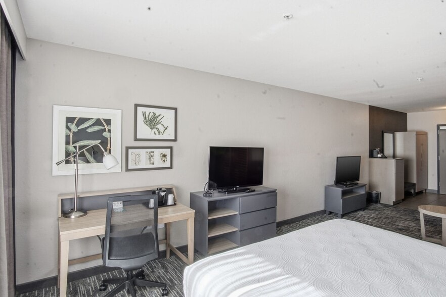 More Photos Of 224 S Mikes Pike, Flagstaff Hotel For Sale