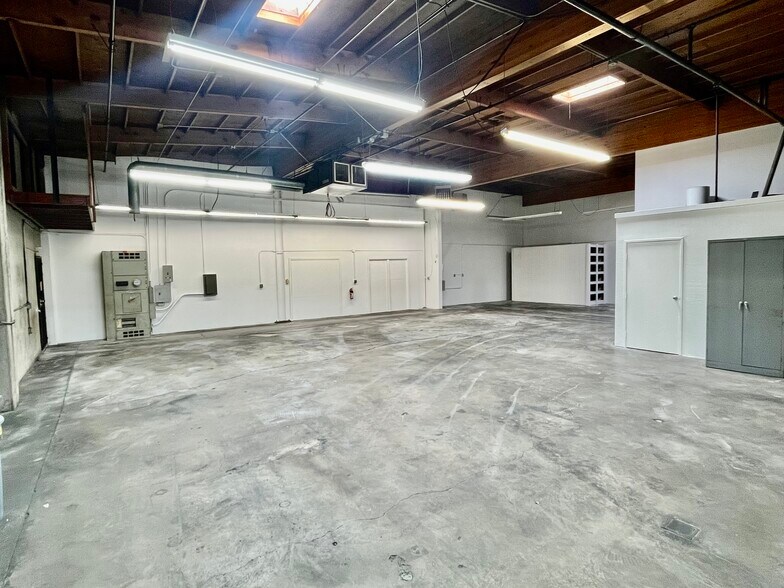 More Photos Of 7900-7994 Capwell Dr, Oakland Light Manufacturing For Lease