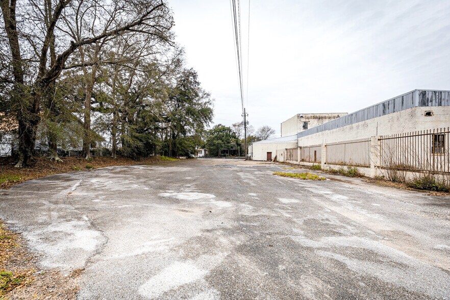 More Photos Of 4914 Main St, Moss Point Storefront For Sale