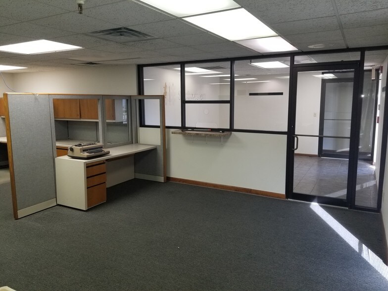 More Photos Of 604 N Redbud Ave, Broken Arrow Warehouse For Lease