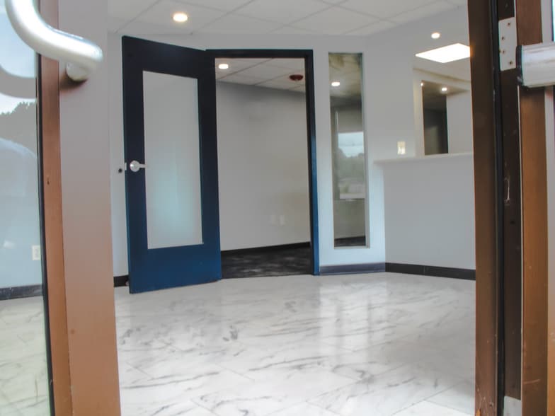 More Photos Of 826 Crescent St, Brockton Freestanding For Lease