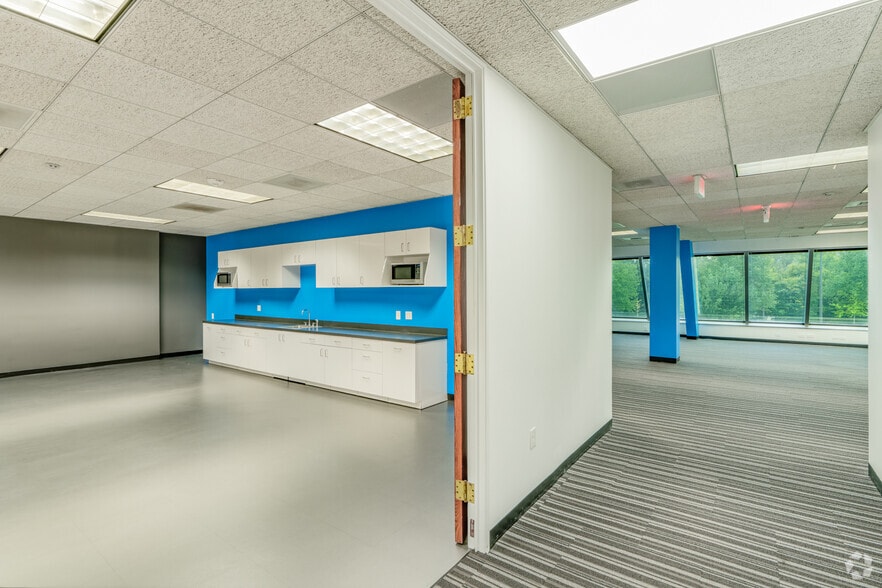 More Photos Of 9140 Arrowpoint Blvd, Charlotte Office For Sale