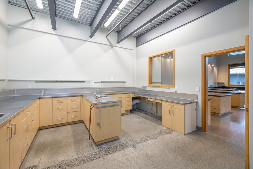 More Photos Of 909 Squalicum Way, Bellingham Flex For Sale