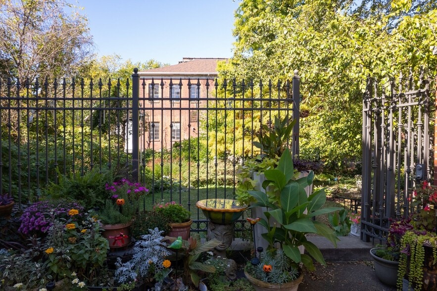 More Photos Of 1940 5th Ave, Pittsburgh Office For Sale