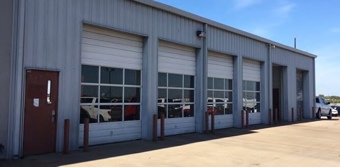 More Photos Of 2301 SE Loop 820, Fort Worth Showroom For Lease