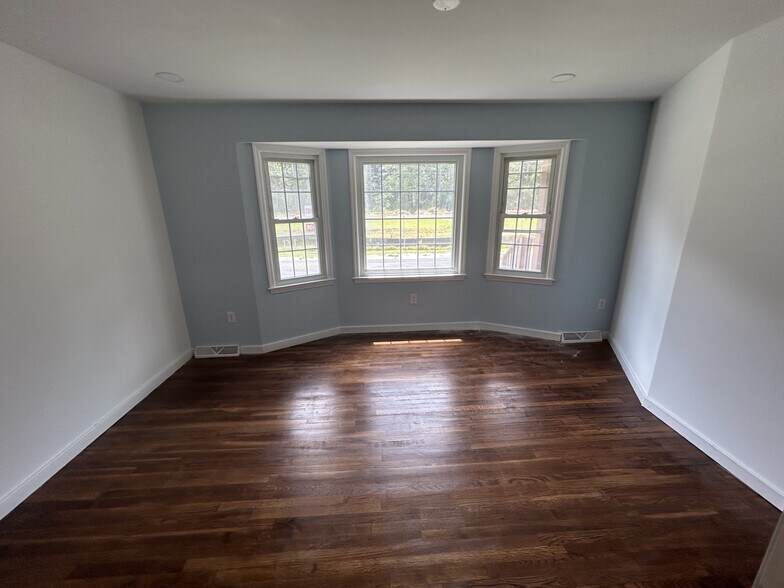 More Photos Of 1544 State Rd, Summerville Loft Creative Space For Lease