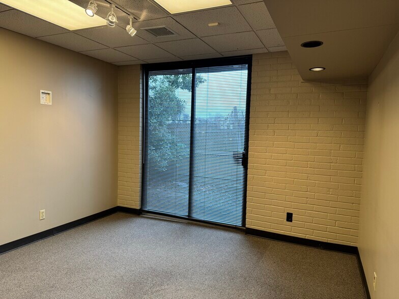 More Photos Of 1703 E Skelly Dr, Tulsa Office For Lease