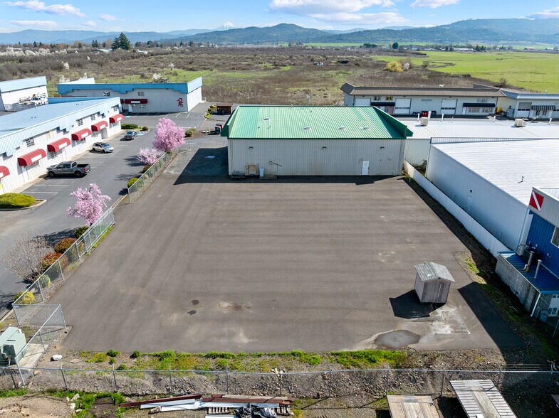 More Photos Of 6062-6068 Crater Lake Ave, Central Point Warehouse For Sale