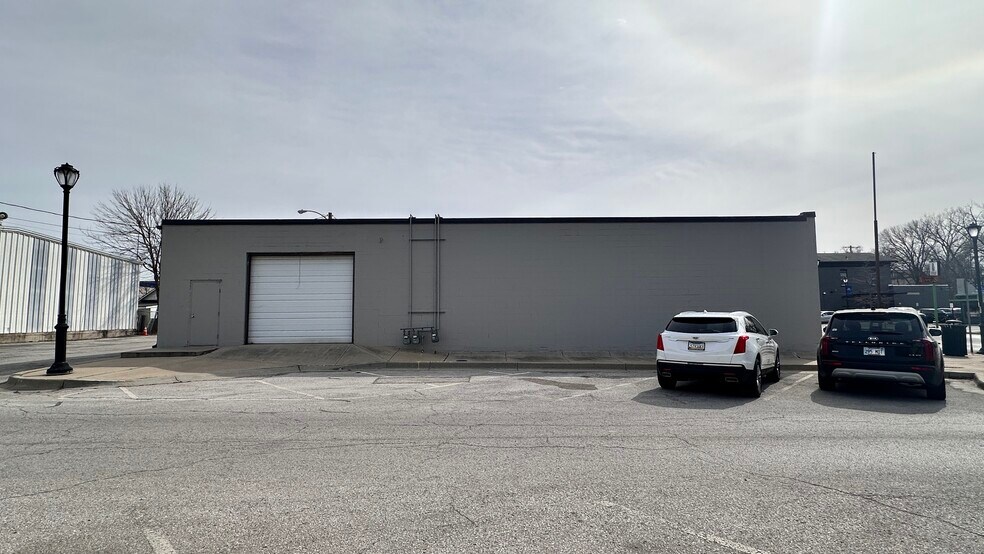 More Photos Of 5805-5809 Merriam Dr, Merriam Showroom For Lease