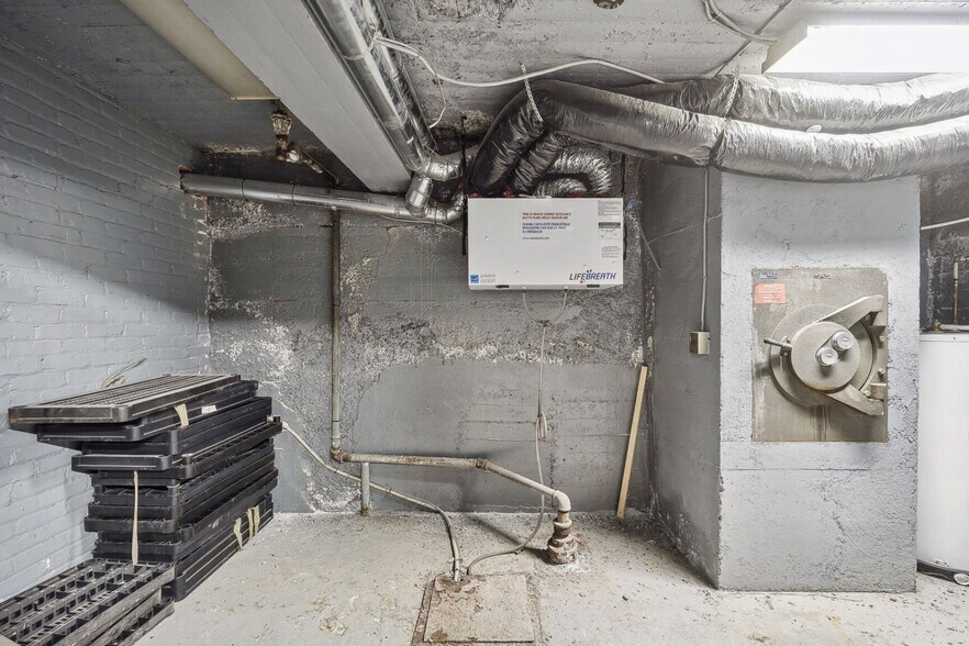 More Photos Of 4866 Rue Sainte-Catherine E E, Montréal Office For Sale