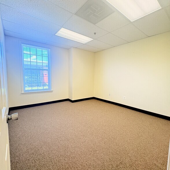 More Photos Of 601 7th St, Laurel Office For Sale