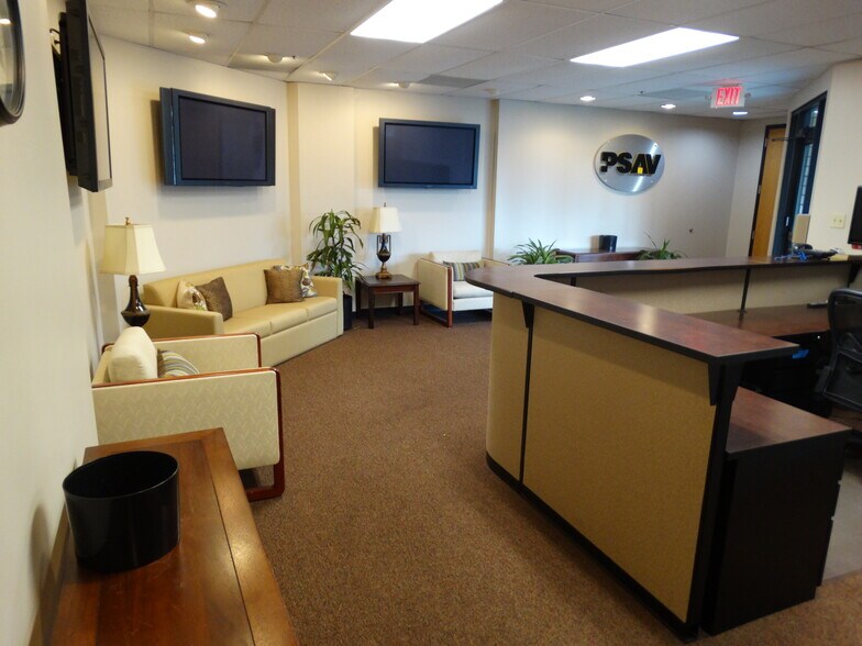 More Photos Of 950-970 Bolger Ct, Fenton Service For Lease