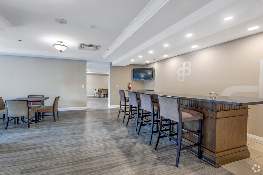 More Photos Of 925 Bay St, Toronto Apartments For Lease