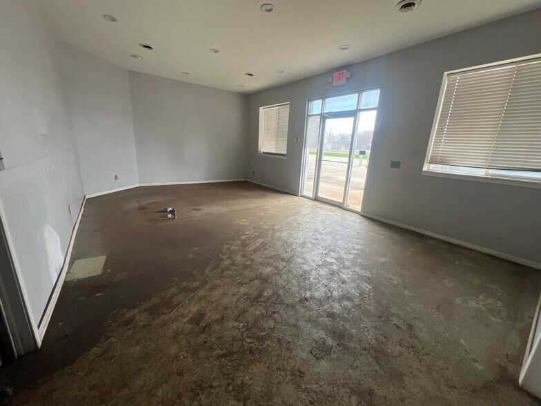 More Photos Of 1315 S 8th St, Clear Lake Industrial For Sale