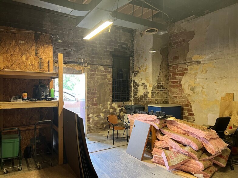 More Photos Of 300 E Broadway Blvd, Johnston City Specialty For Sale