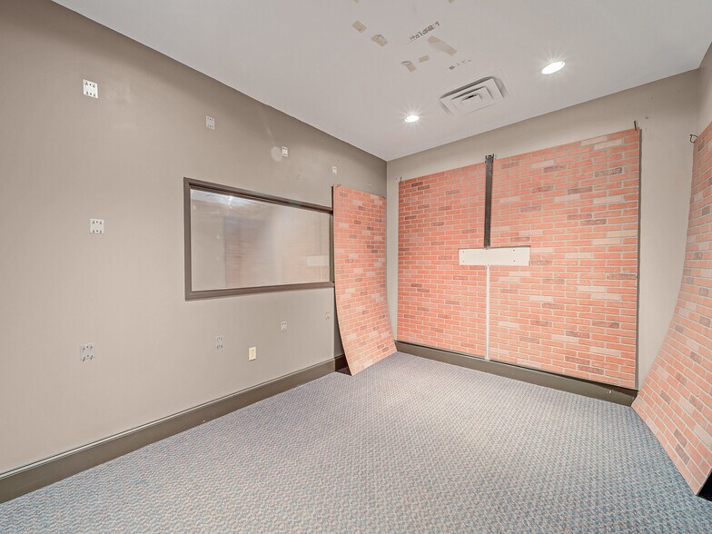More Photos Of 2424 Lacy Ln, Carrollton Showroom For Sale