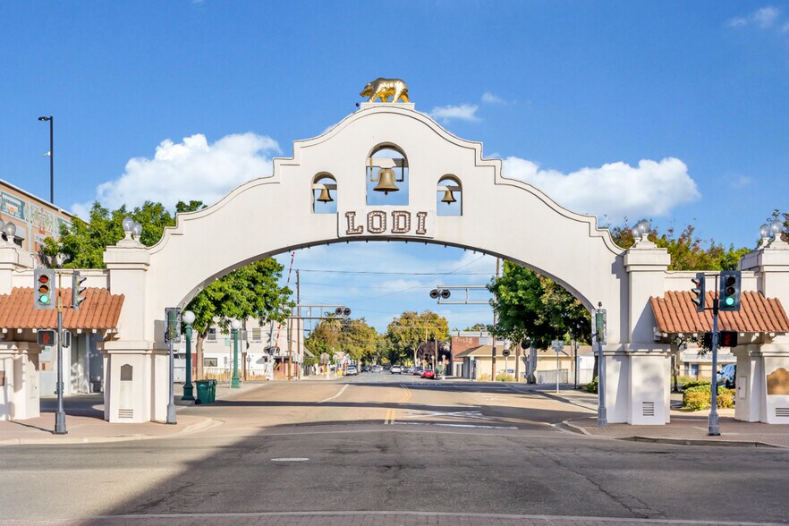 More Photos Of 10 S School St, Lodi Storefront Retail Office For Sale
