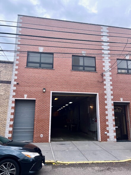 Primary Photo Of 3735 9th St, Long Island City Warehouse For Lease