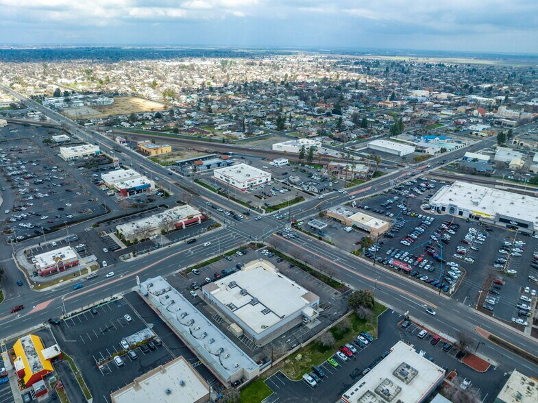 More Photos Of 707 W Lacey Blvd, Hanford General Retail For Sale