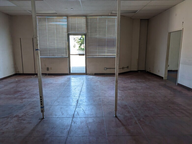 More Photos Of 1350 E Thompson Blvd, Ventura General Retail For Lease