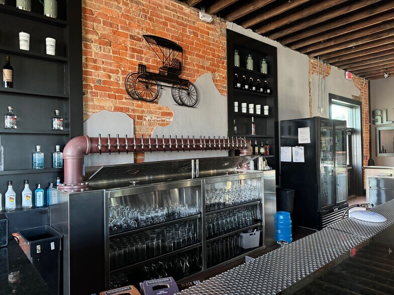 More Photos Of 106 S Ray, Carthage Restaurant For Sale