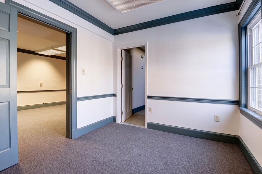 More Photos Of 13000 Harbor Dr, Woodbridge Office For Lease