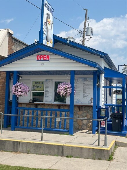 More Photos Of 514 Louisa St, Crivitz Restaurant For Sale