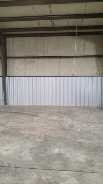 More Photos Of 445 E Menlo Ave, Hemet Warehouse For Lease