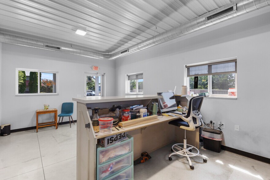 More Photos Of 390 Progress Dr, Cottage Grove Veterinarian Kennel For Sale