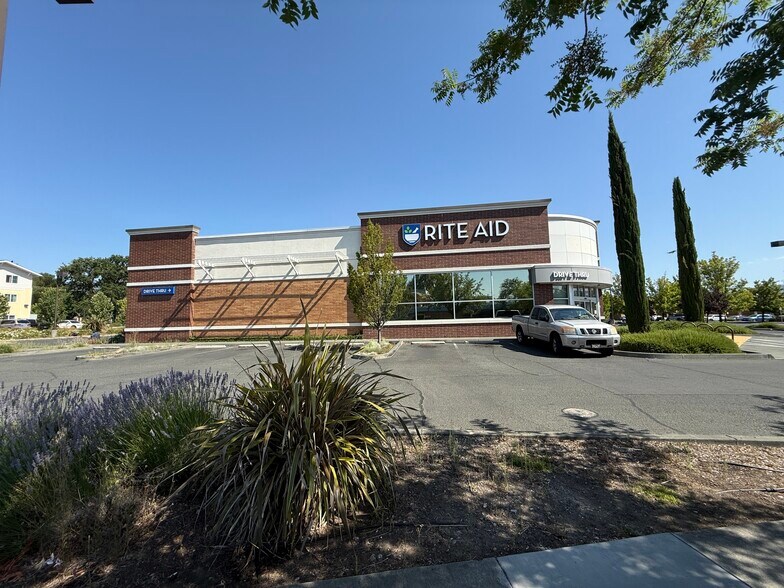 More Photos Of 680 S State St, Ukiah Drugstore For Lease