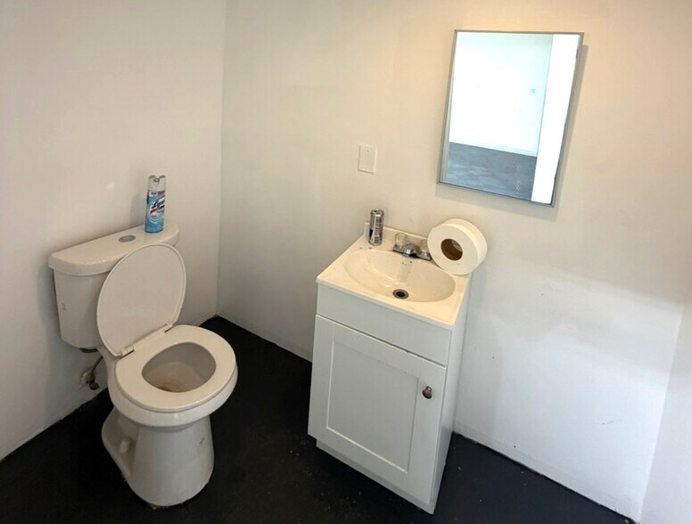 More Photos Of 118 W 36th St, Los Angeles Flex For Lease