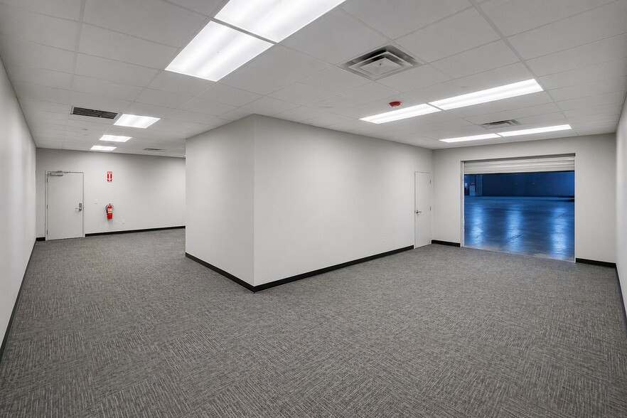 More Photos Of 5000 SW Regional Airport Blvd, Bentonville Warehouse For Lease